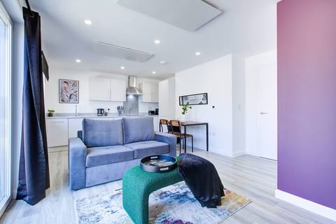 Penny Place Retreat – Central 2BED 2BATH by Station + Free Parking