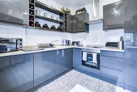 Waltham Abbey Haven 2 Bed 2 Bath Flat FREE Parking