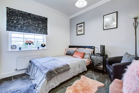 Waltham Abbey Haven 2 Bed 2 Bath Flat FREE Parking