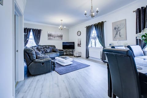Waltham Abbey Haven 2 Bed 2 Bath Flat FREE Parking
