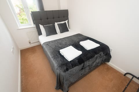 Group Retreat: Perfect Home with FREE Parking