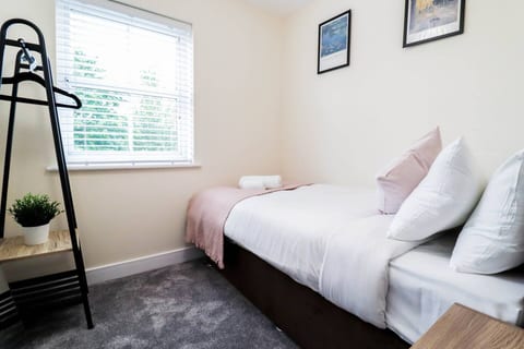 Family-Friendly 3BR Home by the Thames with FREE Parking