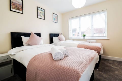 Family-Friendly 3BR Home by the Thames with FREE Parking
