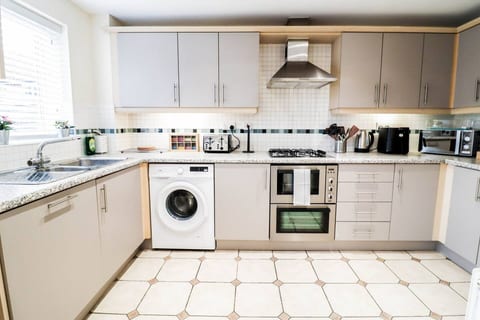 Family-Friendly 3BR Home by the Thames with FREE Parking