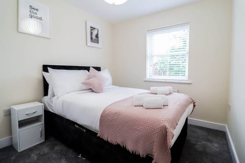 Family-Friendly 3BR Home by the Thames with FREE Parking