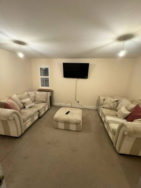 4BR 2BATH Home in Colchester Perfect for Big Group