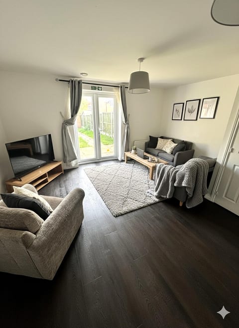 Colchester Retreat: 4BR 2BATH Ample Street Parking
