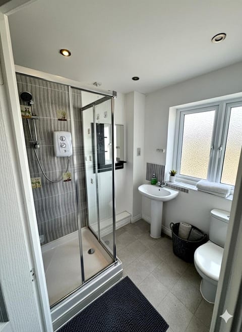 Colchester Retreat: 4BR 2BATH Ample Street Parking