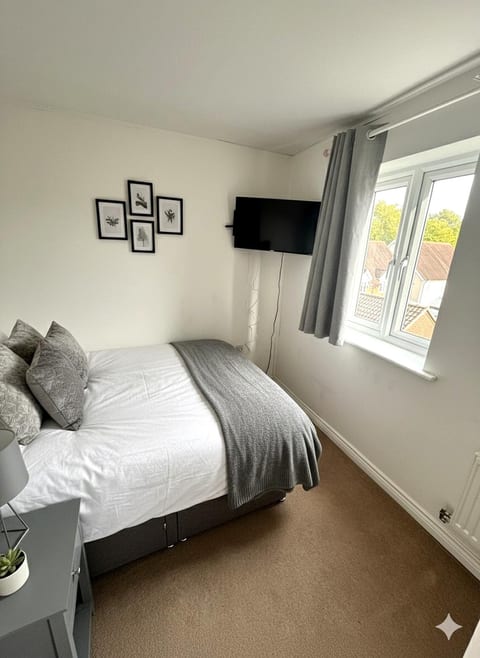 Colchester Retreat: 4BR 2BATH Ample Street Parking