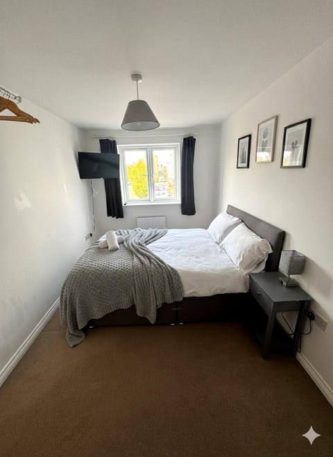 Colchester Retreat: 4BR 2BATH Ample Street Parking
