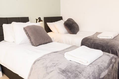 4Bed 2Bath Retreat Perfect for Workers Big Groups