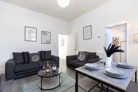 Newly Renovated 3BR House near hospital & uni
