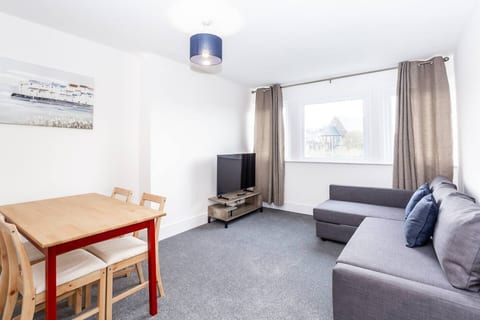 Coastal Charm 1BR Flat near the Sea Street Parking