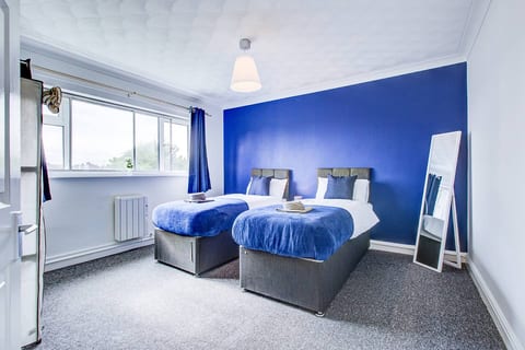 Hull Haven: 4Bed 2Bath with FREE Parking Sleeps 8