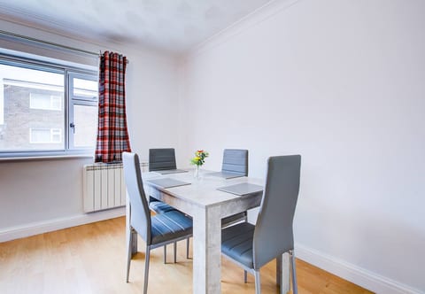 Hull Haven: 4Bed 2Bath with FREE Parking Sleeps 8