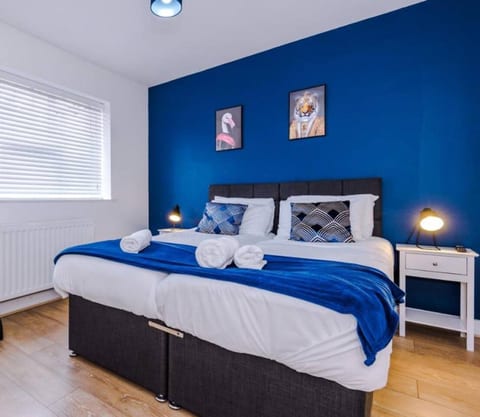 Teeside Comfort: 4 Bed Home for Groups & Families