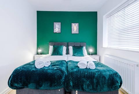 Teeside Comfort: 4 Bed Home for Groups & Families
