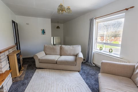 Charming 2BR Maisonette in Carlisle Center