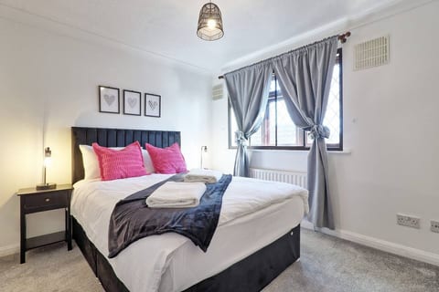 4BR 2BATH House with FREE Parking in Rivenhall