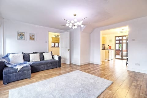 4BR 2BATH House with FREE Parking in Rivenhall