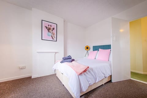 4 Bed - 2 Baths 1 Walk in Shower Lots of Parking