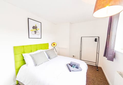 4 Bed - 2 Baths 1 Walk in Shower Lots of Parking