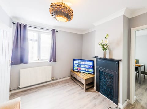 4 Bed - 2 Baths 1 Walk in Shower Lots of Parking
