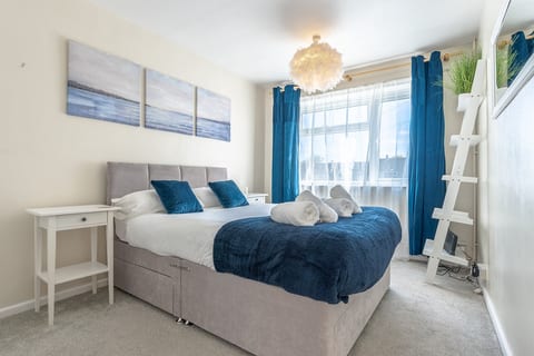 Simple Comforts: 2BR Flat with Free Parking in Newcastle-under-Lyme