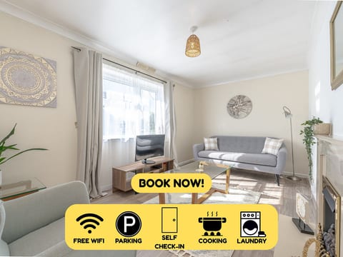 Simple Comforts: 2BR Flat with Free Parking in Newcastle-under-Lyme