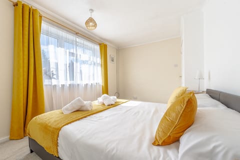 Simple Comforts: 2BR Flat with Free Parking in Newcastle-under-Lyme