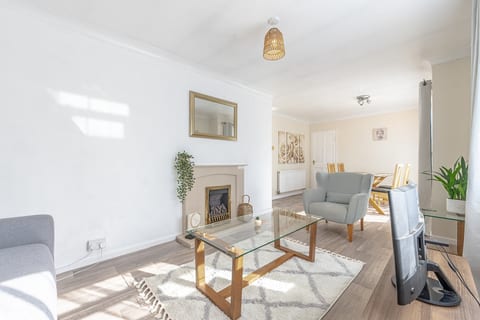 Simple Comforts: 2BR Flat with Free Parking in Newcastle-under-Lyme