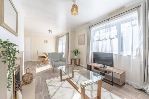 Simple Comforts: 2BR Flat with Free Parking in Newcastle-under-Lyme