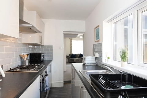 The Maple Haven – Spacious 3BR w/FREE Parking