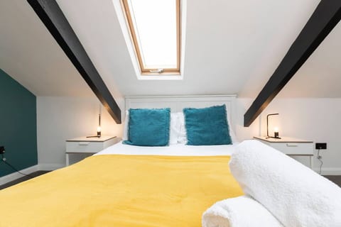 Spacious 4BR Home in Gateshead Sleeps 8 w/Parking