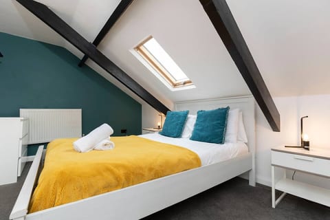 Spacious 4BR Home in Gateshead Sleeps 8 w/Parking