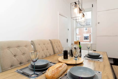Spacious 4BR Home in Gateshead Sleeps 8 w/Parking