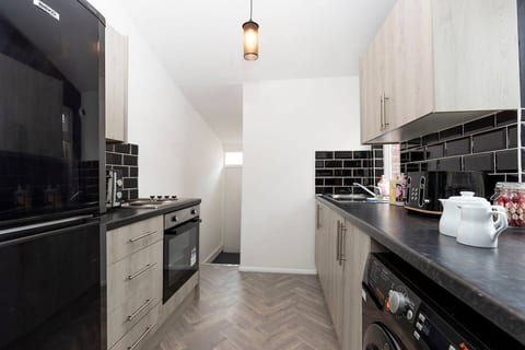 Spacious 4BR Home in Gateshead Sleeps 8 w/Parking