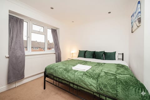 Family-Friendly 3-Bed Haven in Northolt w/Parking