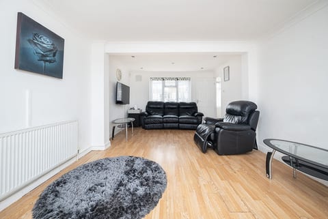 Family-Friendly 3-Bed Haven in Northolt w/Parking