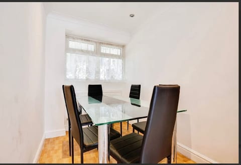 Family-Friendly 3-Bed Haven in Northolt w/Parking