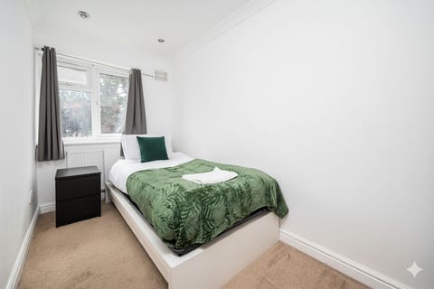 Family-Friendly 3-Bed Haven in Northolt w/Parking