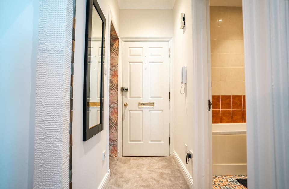 Stylish 1-Bed Escape in Heart of Brixton - Greater London