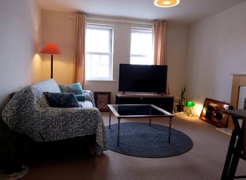 Cosy 2BR Flat for 4 in Ely with FREE Parking