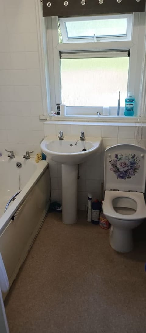 City & Bay Stay – 2BR Clive Street, Cardiff for 3