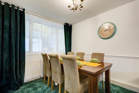 Spacious 4-Bedroom House in Heart of Liverpool