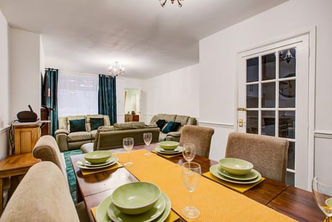 Spacious 4-Bedroom House in Heart of Liverpool
