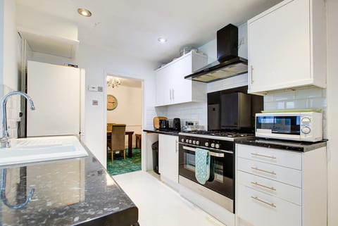 Spacious 4-Bedroom House in Heart of Liverpool