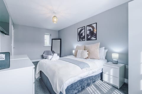 Spacious 4-Bedroom Haven in Manchester with Free Parking