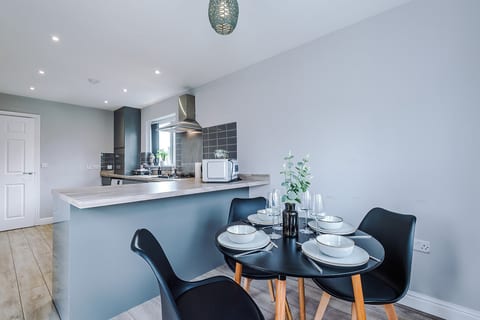 Spacious 4-Bedroom Haven in Manchester with Free Parking