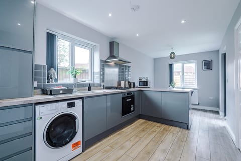 Spacious 4-Bedroom Haven in Manchester with Free Parking